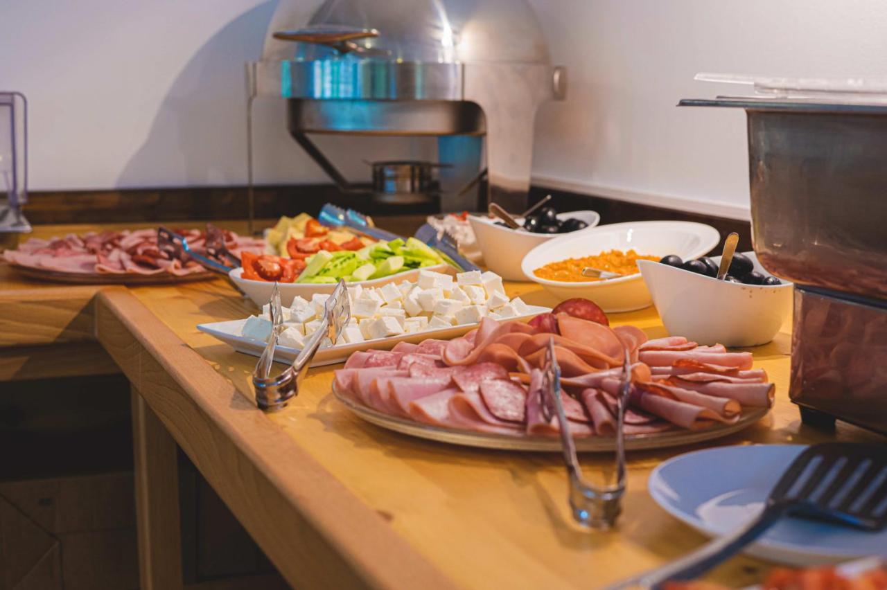 Hotel Class Brezoi Zewnętrze zdjęcie